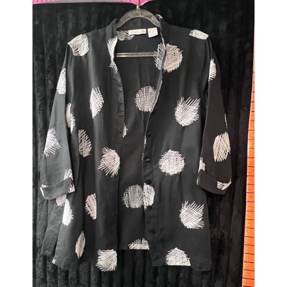 Tweeds Women’s Medium Black & White Abstract Dot Print Button-Up Blouse